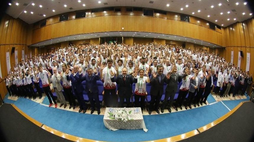 Bakan &Ccedil;ağatay Kılı&ccedil;, İşitme Engelli Sporcularla Bir Araya Geldi