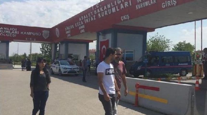 'hero' Yazılı Tiş&ouml;rtle Duruşmaya Girmek Isteyen Sanık Yakını G&ouml;zaltına Alındı