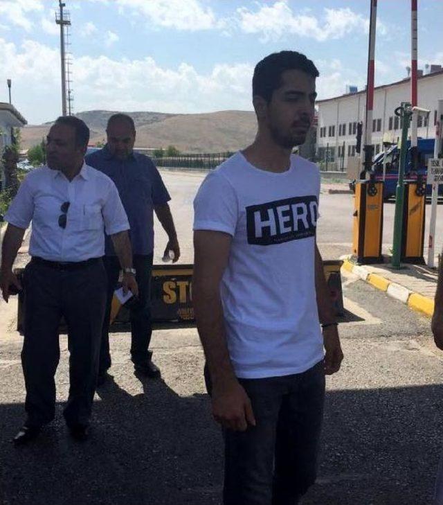 'hero' Yazılı Tişörtle Duruşmaya Girmek Isteyen Sanık Yakını Gözaltına Alındı