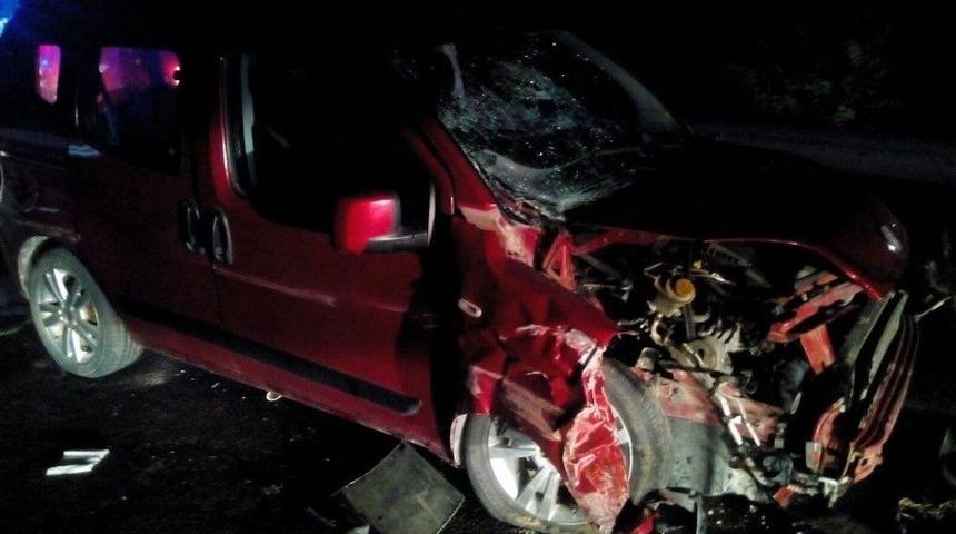 Otomobil Bariyerlere &Ccedil;arptı, 4 Yaralı