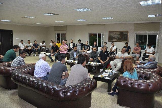 Vali Zorluoğlu, Büyükşehir Belediyesporlu Futbolcularla Buluştu