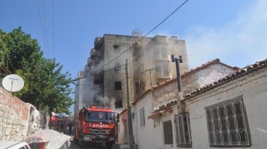 Kuşadası'nda Eski Otel Binasında Yangın