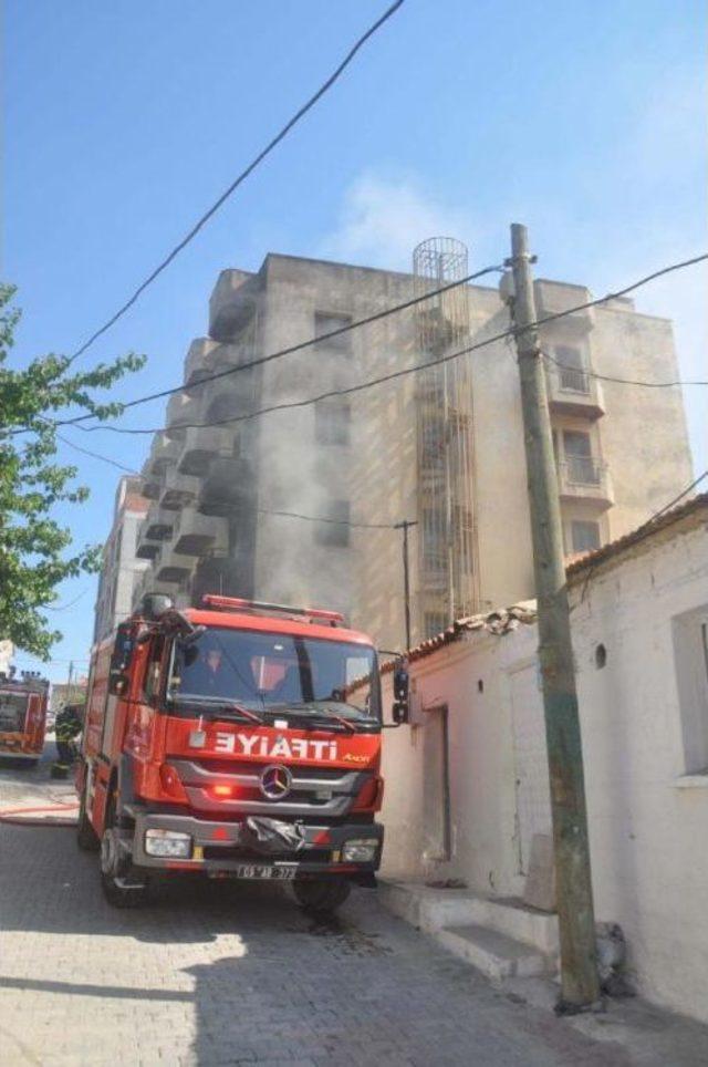 Kuşadası'nda Eski Otel Binasında Yangın