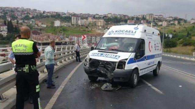 Hasta Nakil Ambulansı Ile Otomobil Çarpıştı: 3 Yaralı