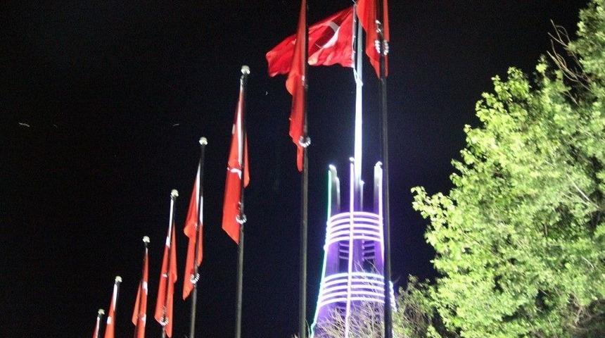 Akdağmadeni&rsquo;nde T&uuml;rk Bayrağı Şehitler Anısına G&ouml;ndere &Ccedil;ekildi