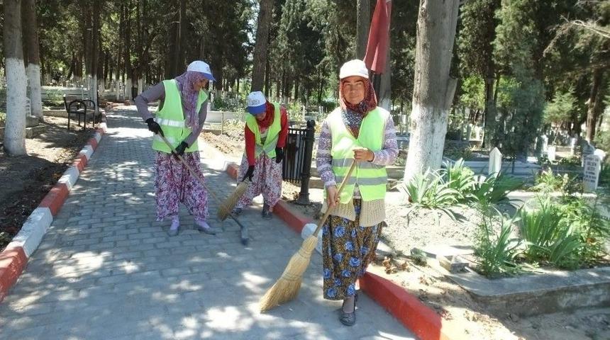 Bigadi&ccedil;&rsquo;te, Mezarlıkların Temizliğini Kadınlar Yapıyor