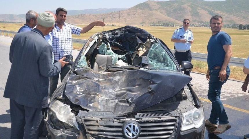 İneğe &Ccedil;arpan Ara&ccedil;taki 3 Kişi Yaralandı