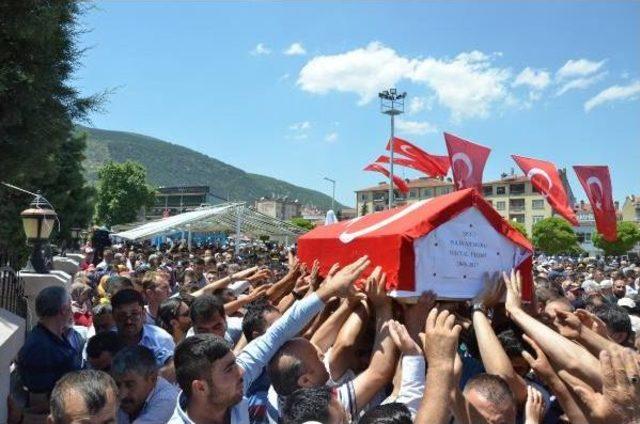 Tuzla'da Şehit Düşen Polis Memuru, Akşehir'de Toprağa Verildi