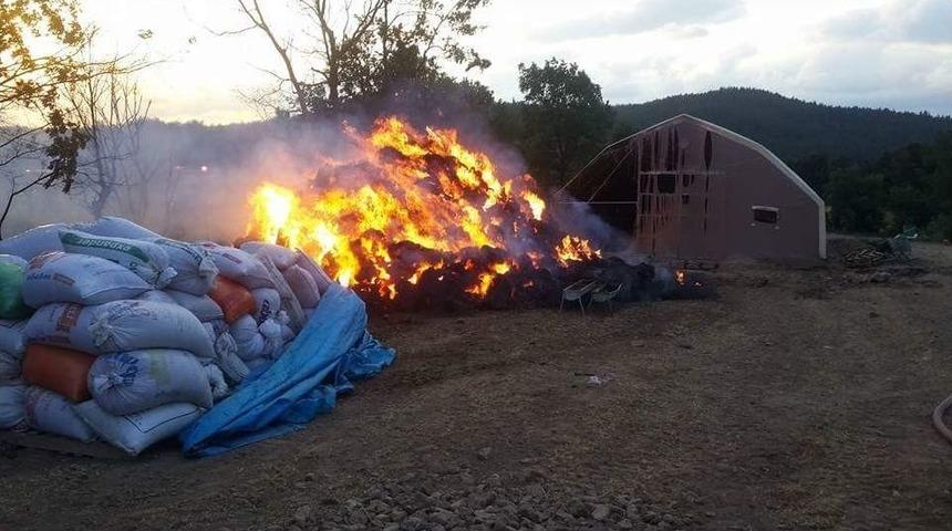 Koyun &Ccedil;iftliğinde Yulaf Balyaları Yandı