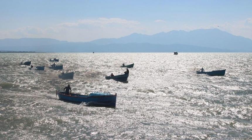 Balık&ccedil;ılar Tekneleriyle Yarıştı