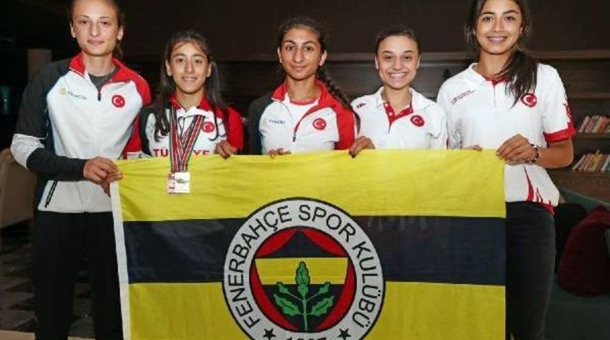 Milli Atletler Yurda D&ouml;nd&uuml;