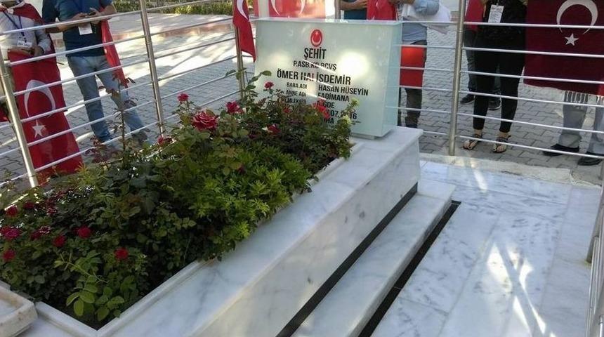 Pamukkaleli Gen&ccedil;ler &Ouml;mer Halisdemir&rsquo;in Mezarını Ziyaret Etti