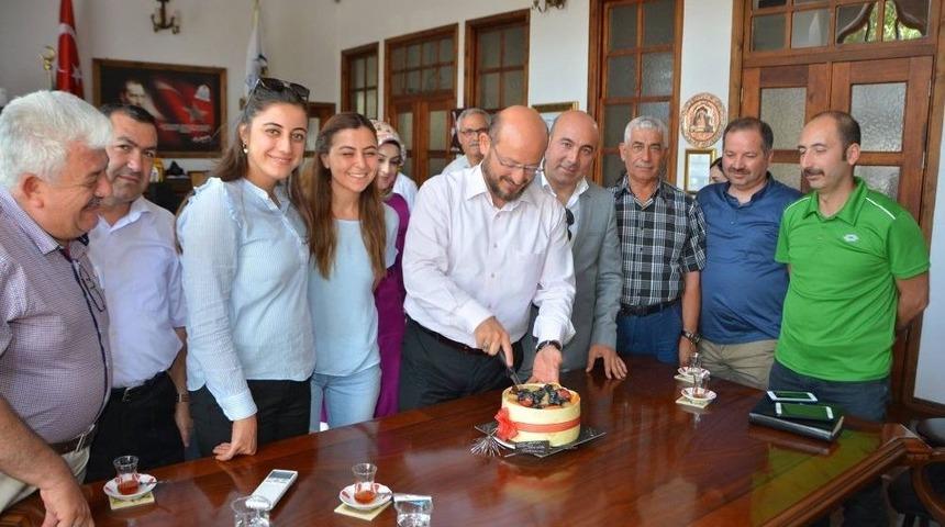 Başkan &Ouml;zcan&rsquo;a Personelinden S&uuml;rpriz Doğum G&uuml;n&uuml;