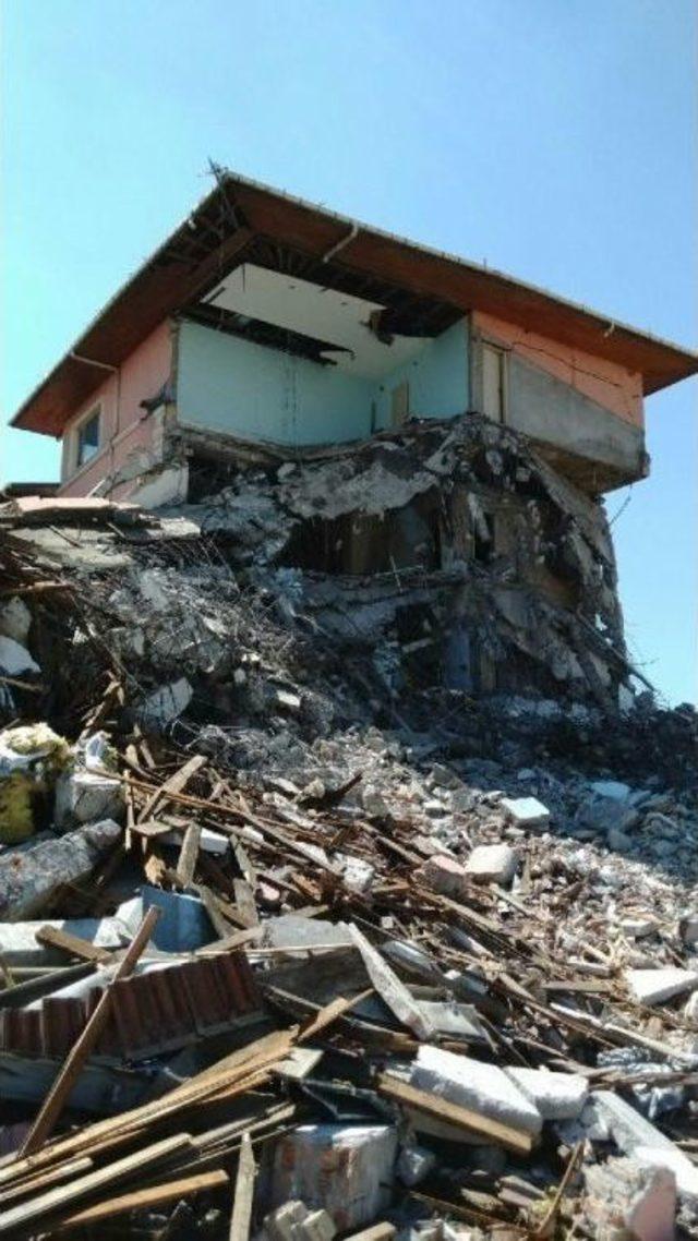 Adana da, Bankanın Şubelerinin &Ouml;n&uuml; Aynı Anda Kazıldı 2