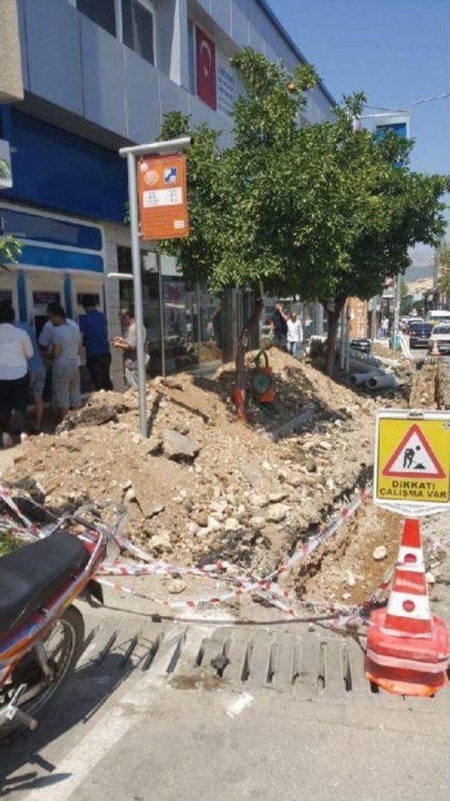 Adana'da, Bankanın Şubelerinin Önü Aynı Anda Kazıldı