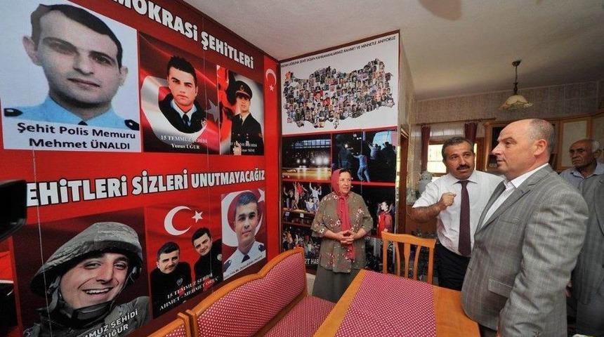 K&ouml;y Evini Şehitlerin Fotoğraflarıyla S&uuml;slediler