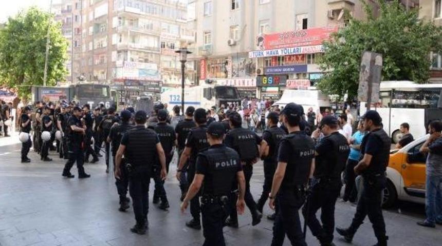 Diyarbakır'da Izinsiz Protestoya Polis M&uuml;dahalesi: 32 G&ouml;zaltı