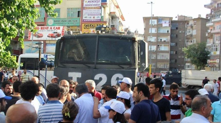 Diyarbakır&rsquo;da Kesk&rsquo;lilere M&uuml;dahale: 28 G&ouml;zaltı