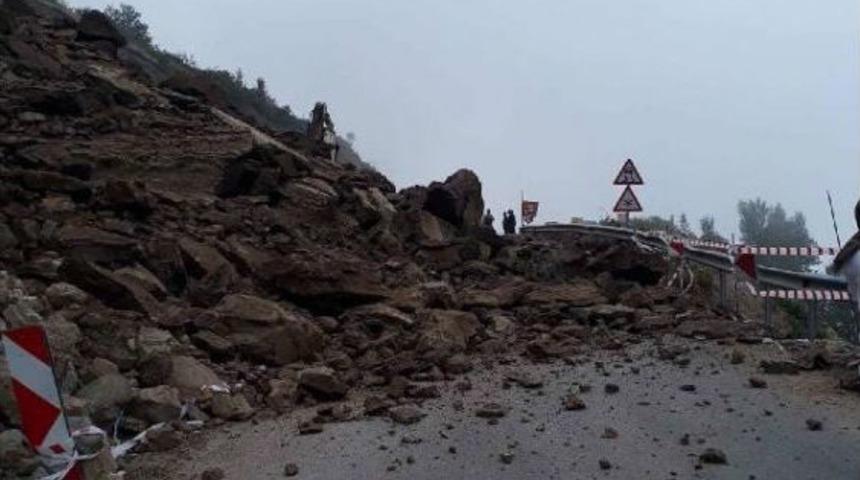 Bartın'da Heyelan, Il&ccedil;e Yolunu Ulaşıma Kapattı