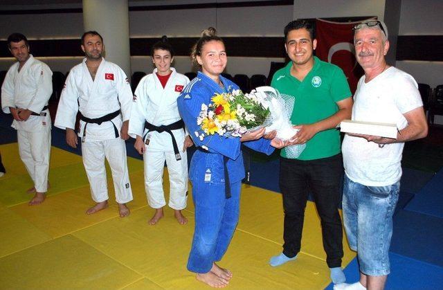 Genç Milli Judoculara, Salihlili Taraftarlardan Destek 1