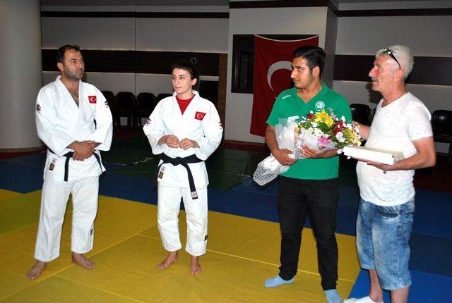 Genç Milli Judoculara, Salihlili Taraftarlardan Destek 2