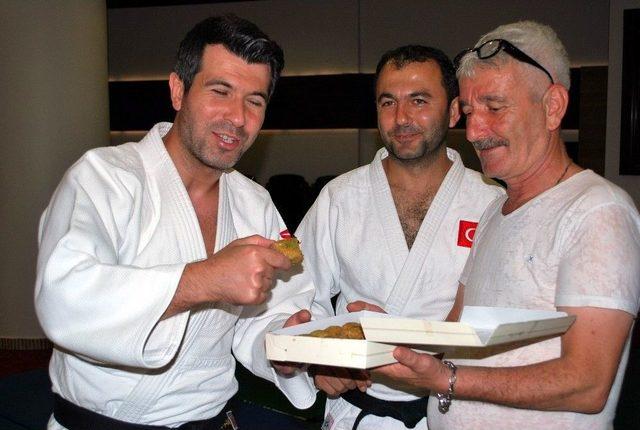 Genç Milli Judoculara, Salihlili Taraftarlardan Destek 3