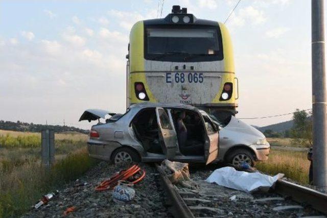 Tren Otomobile Çarptı 1 Ölü 3 Yaralı