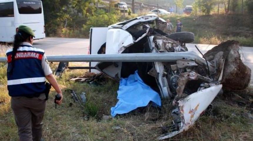 Karab&uuml;k'te Otomobil Direğe &Ccedil;arptı: 1 &Ouml;l&uuml;