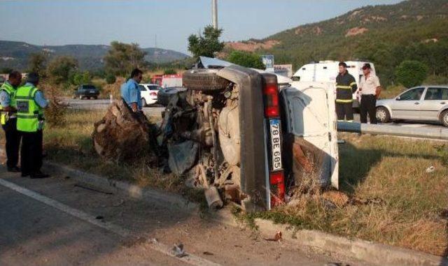 Karab&uuml;k te Otomobil Direğe &Ccedil;arptı: 1 &Ouml;l&uuml; 1