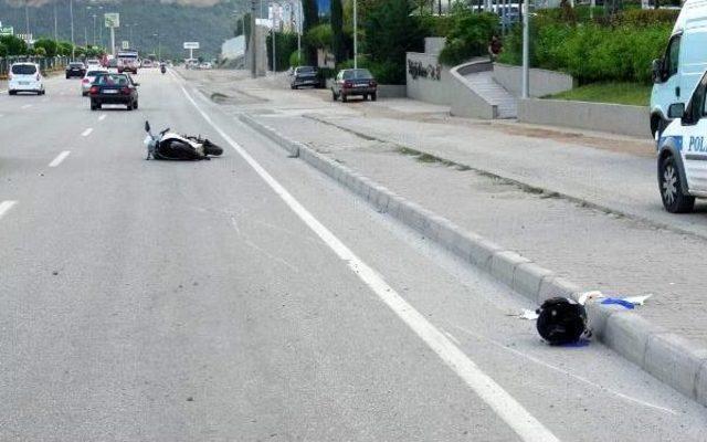 Karab&uuml;k te Devrilen Motosikletin S&uuml;r&uuml;c&uuml;s&uuml; Yaralandı 1