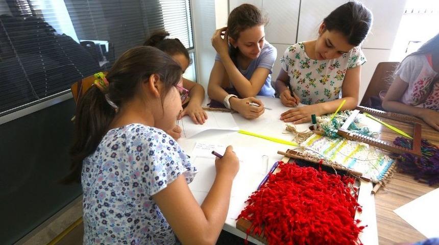 Kilim Sanatı &Ccedil;ocuk Akademisi Tezgahlarında Yeniden Hayat Buluyor