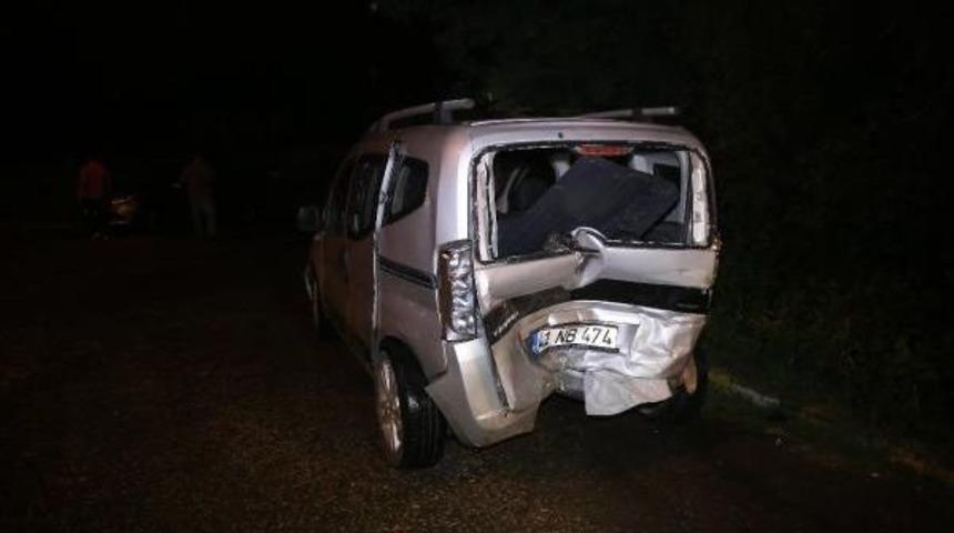 Otomobil Hafif Ticari Araca &Ccedil;arptı: 8 Yaralı