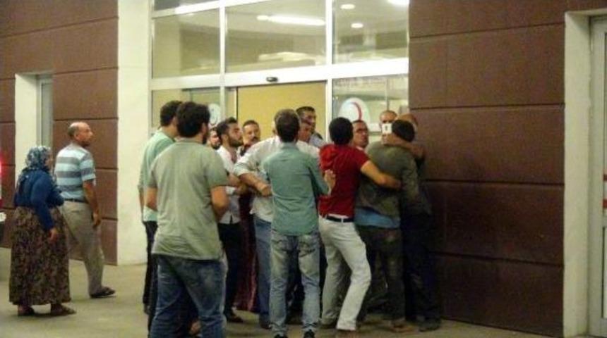 Kavgada Yaralanan 2 Kişinin Yakınları Da Hastanede Kavga Etti
