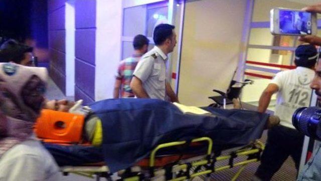 Kavgada Yaralanan 2 Kişinin Yakınları Da Hastanede Kavga Etti
