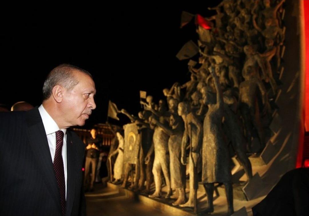 Cumhurbaşkanı Erdoğan, Şehitler Abidesi&rsquo;ni Ziyaret Etti