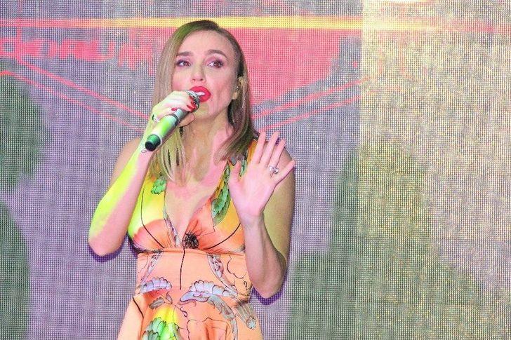 Gülşen’den, Demet Akalın’ın Şarkısını Duyunca “yine Mi Demet Çalıyor” Diyerek Sitem Etti G1