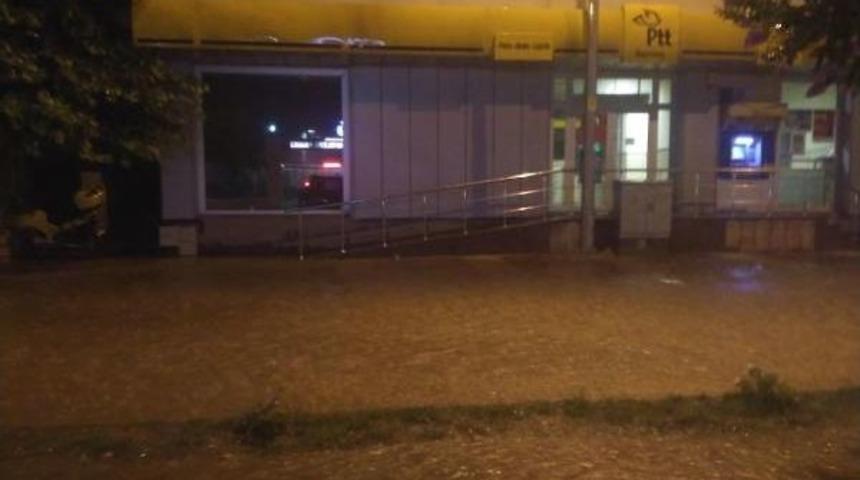 Çanakkale'de Sağanak Yağmur Hayatı Felç Etti