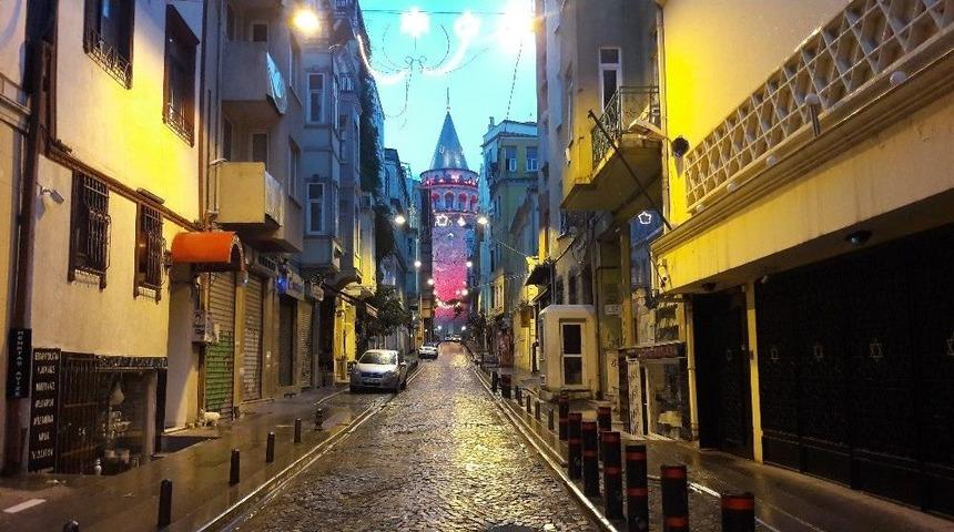 Türk Bayrağı Yansıtılan Galata Kulesi Büyüledi