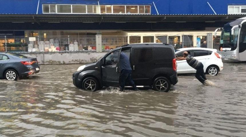 İstanbul&rsquo;da Sağanak Yağış Etkili Oluyor