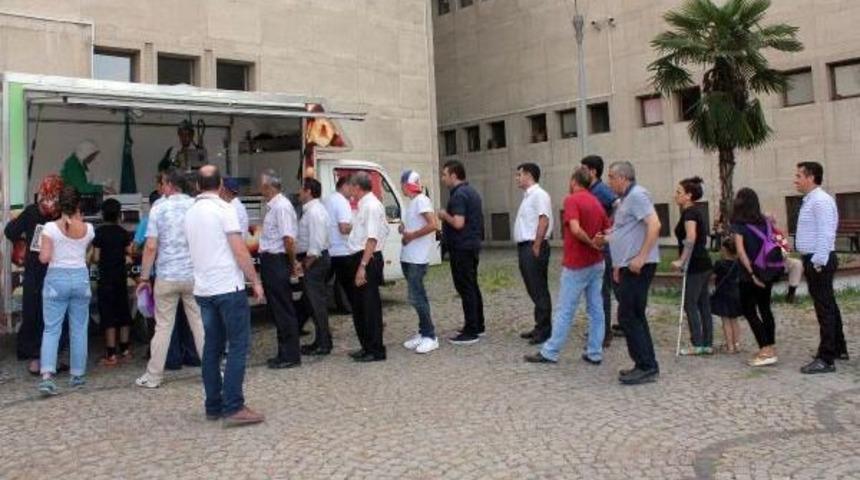 Adliye &Ouml;n&uuml;nde 500 Kişiye Lokma Dağıtılması Koşulu Ile 5 Kız Affedildi