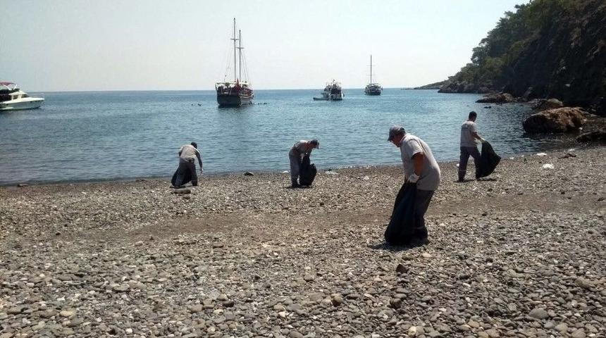 Kemer Sahilleri Temizlendi