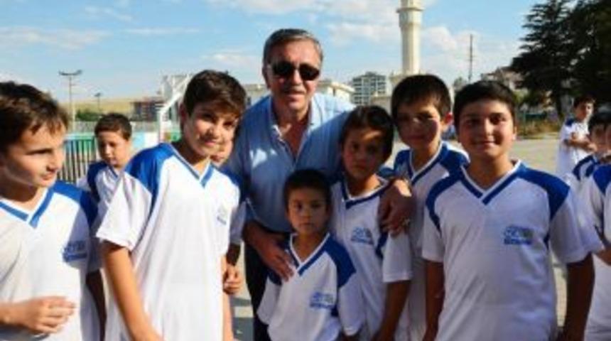 Başkan &Ccedil;etin Binlerce &Ccedil;ocuğa Spor Malzemesi Hediye Etti