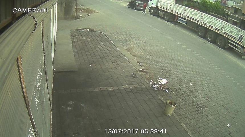 L&uuml;ks Otomobilli Ak&uuml; Hırsızı Kamerada