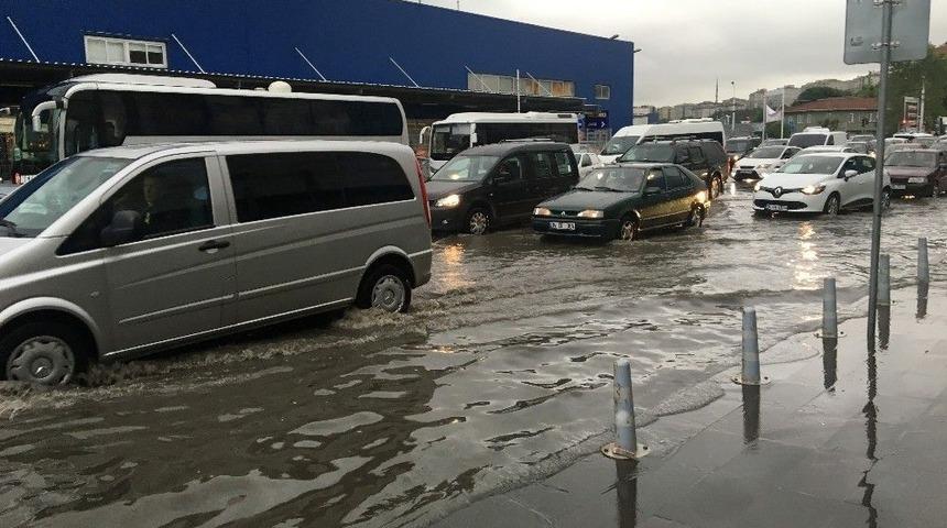 G&ouml;le D&ouml;nen Yolda Kimi Aracını Terk Etti, Kimi Elleriyle İtti