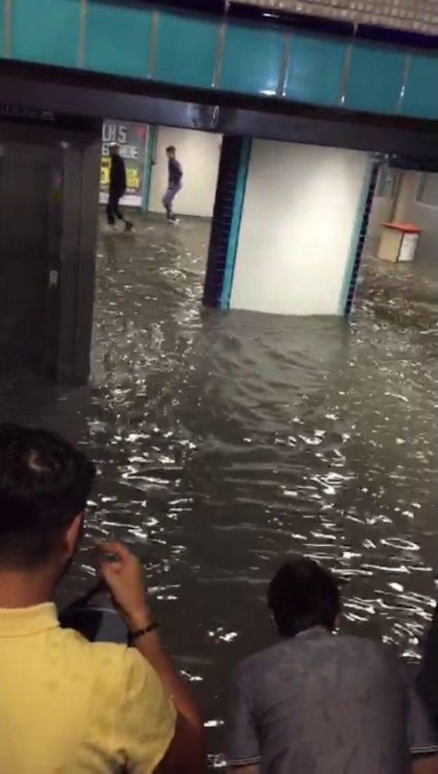 Metro Durakları Ve Metrobüs Yolları Göle Döndü