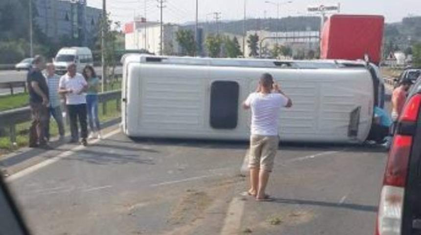 Yolcu Minib&uuml;s&uuml; Yan Yattı: 4 Yaralı