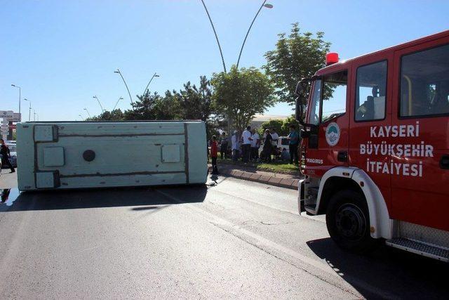 Suriyeli İşçileri Taşıyan Minibüs Devrildi: 3 Yaralı