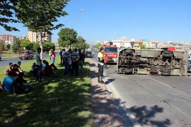 Suriyeli İşçileri Taşıyan Minibüs Devrildi: 3 Yaralı