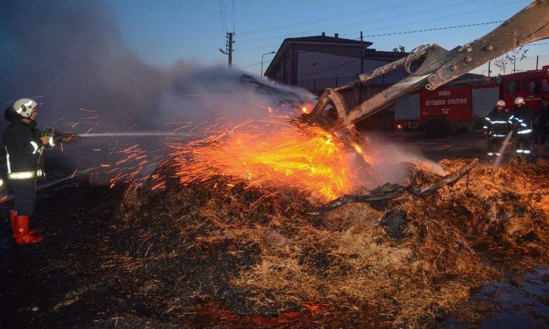 Saman Y&uuml;kl&uuml; Kamyon Alev Alev Yandı