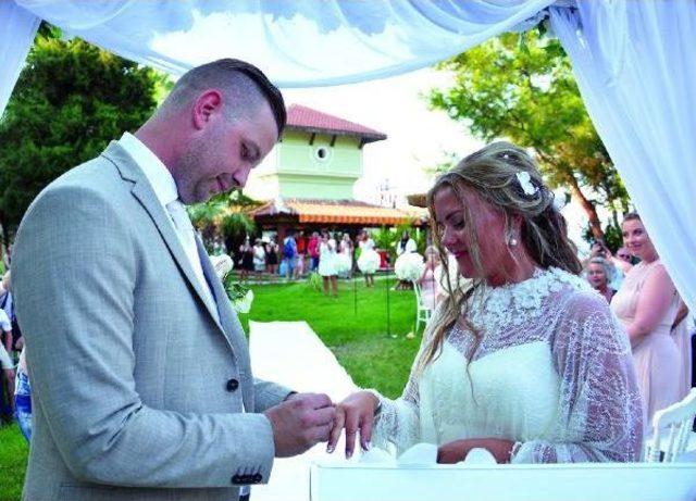 Norveçli Emeline, Aşığı Olduğu Kemer de Evlendi 1